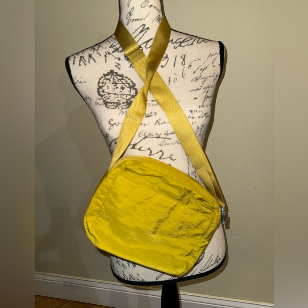 Baggallini Mustard Yellow Crossbody Bag - Picture 3 of 12